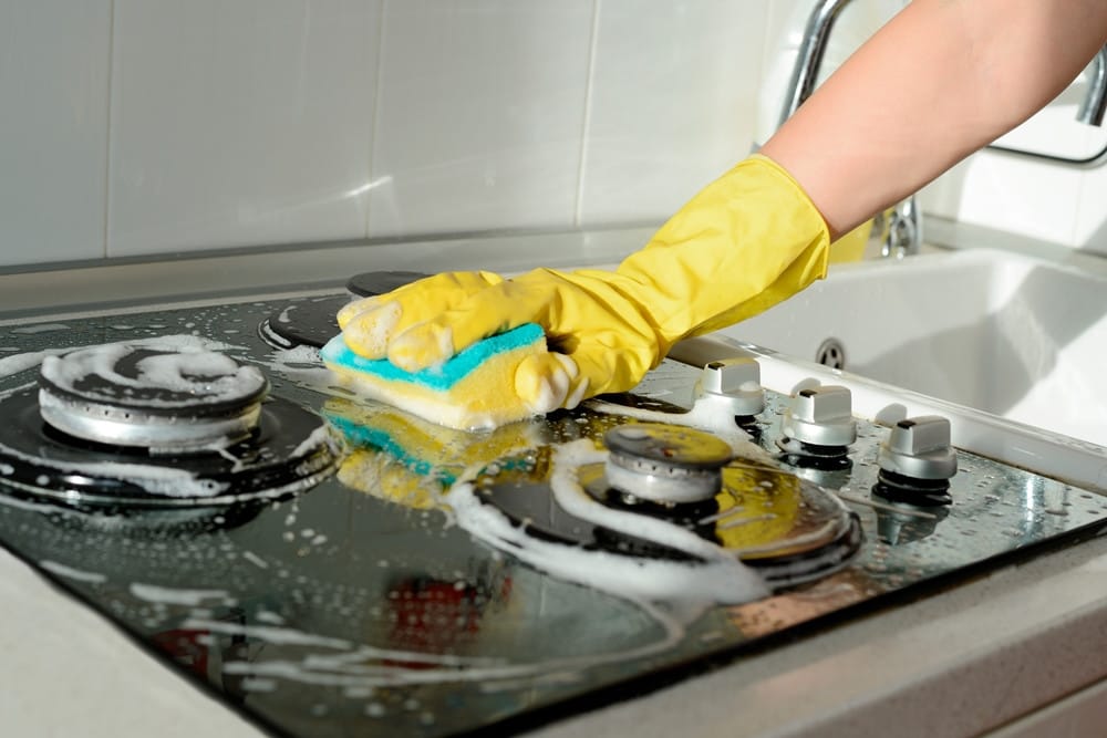 A importância de limpar as superfícies de cozinha corretamente