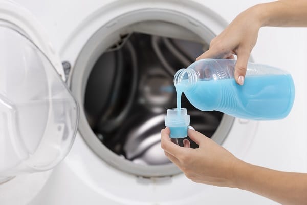 Como limpar roupas escuras sem perder a cor